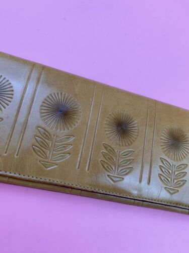 VINTAGE 60s 70s CARAMEL BROWN DAISY FLORAL EMBOSSED MOD BOHO CLUTCH PURSE