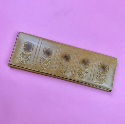 VINTAGE 60s 70s CARAMEL BROWN DAISY FLORAL EMBOSSED MOD BOHO CLUTCH PURSE