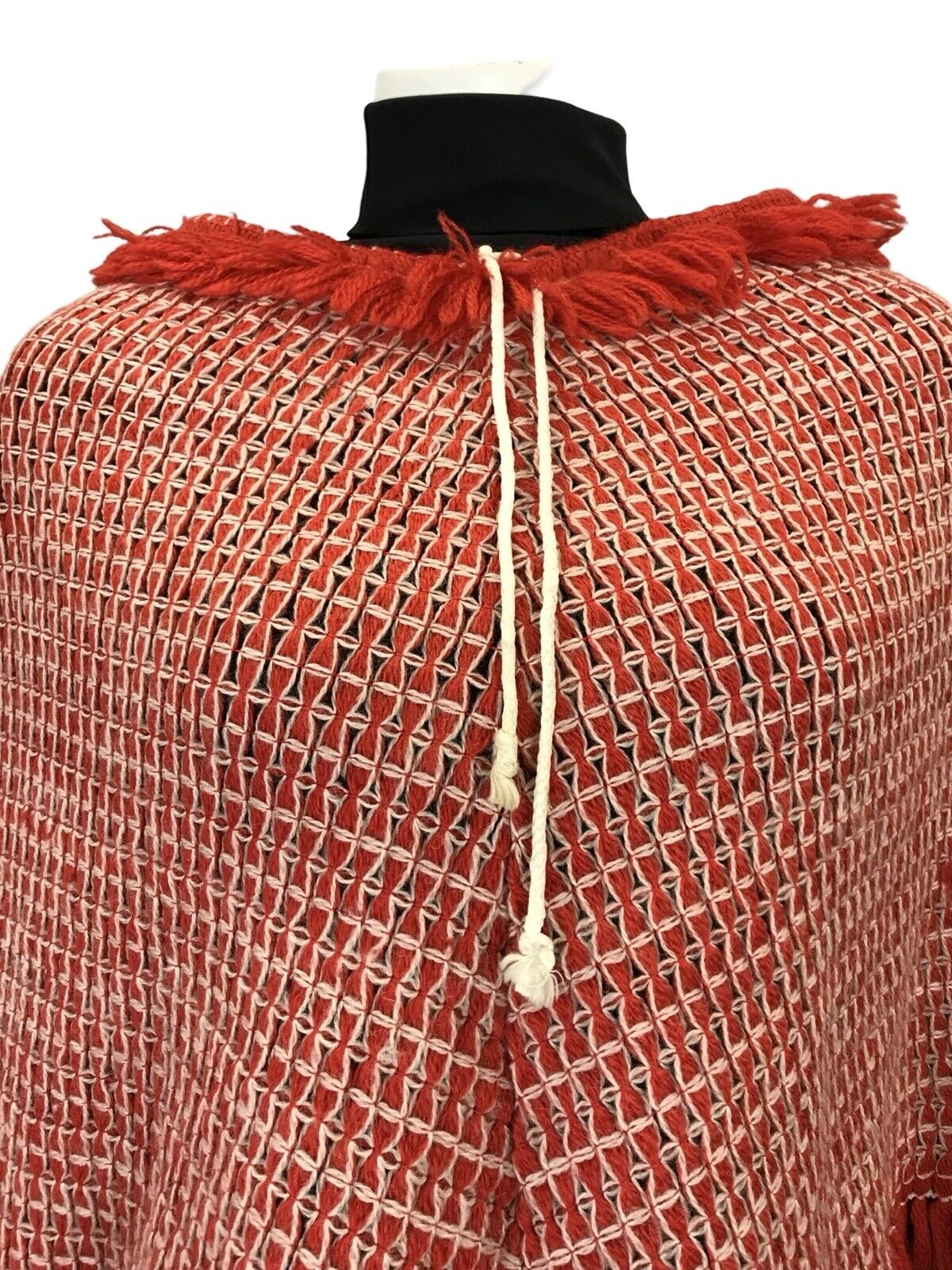 VTG 60S 70S RED WHITE ROPE TIE KNITTED FRINGED BOHO HIPPY WOOL PONCHO 4 6 8