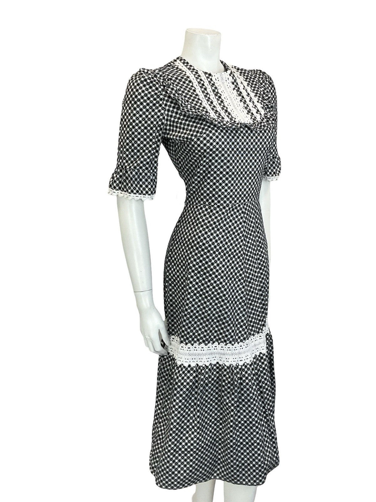 VTG 70S BLACK WHITE GINGHAM PRAIRIE COTTAGE RUFFLE CROCHET 1/2 SLEEVE DRESS 8