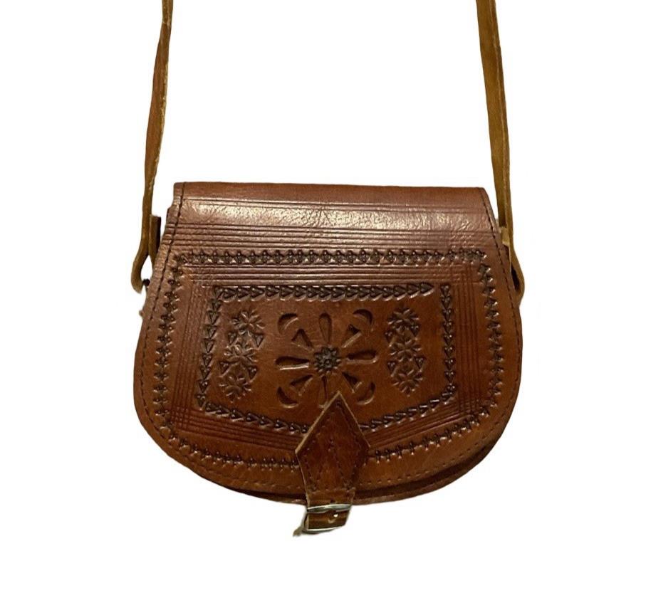 VTG 60S 70S REDDISH BROWN FOLK BOHO EMBOSSED GEOMETRIC BUCKLE CROSS BODY BAG
