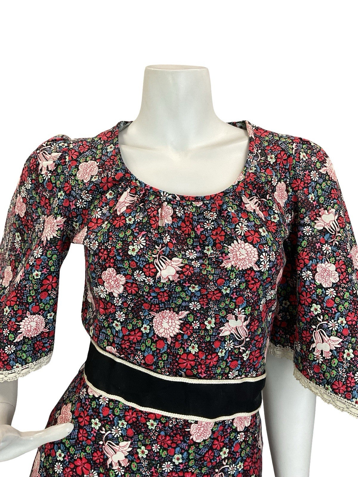 VTG 60S 70S BLACK RED BLUE WHITE FLORAL COTTAGE HANDKERCHIEF RUFFLE DRESS 4 6