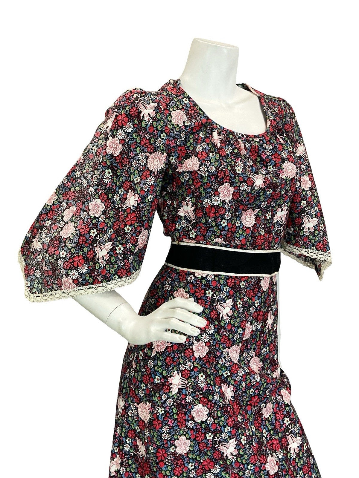 VTG 60S 70S BLACK RED BLUE WHITE FLORAL COTTAGE HANDKERCHIEF RUFFLE DRESS 4 6