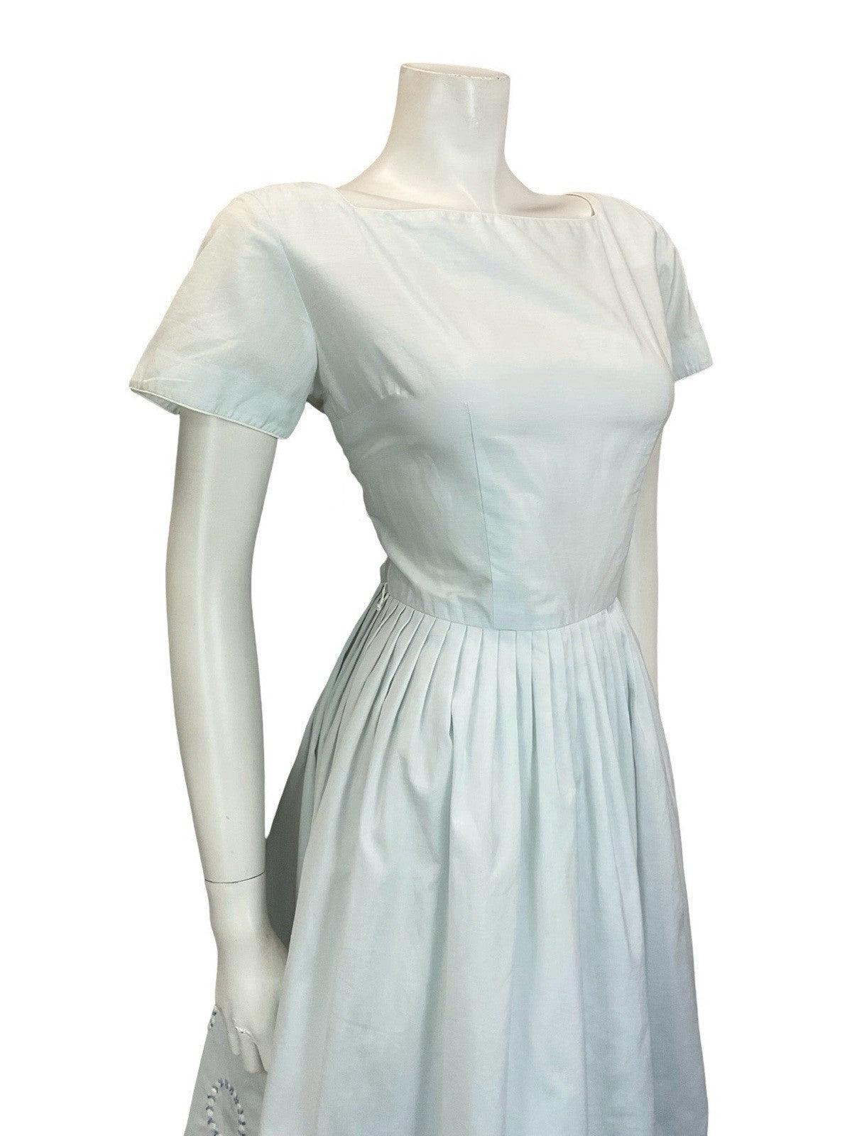 VTG 50s 60S PASTEL BLUE COTTON SQUARE NECK WHITE EMBROIDERED TEA DRESS8