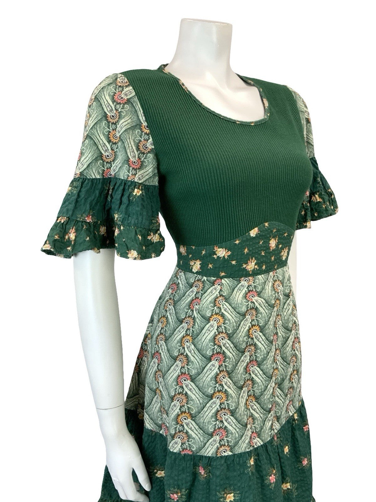 VTG 60S 70S GREEN PINK BEIGE FLORAL TIERED FLARE SLEEVE KNIT TIE WAIST DRESS 10