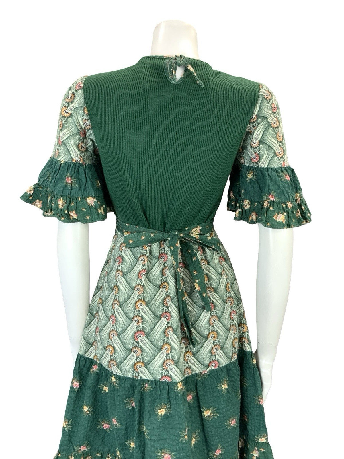 VTG 60S 70S GREEN PINK BEIGE FLORAL TIERED FLARE SLEEVE KNIT TIE WAIST DRESS 10