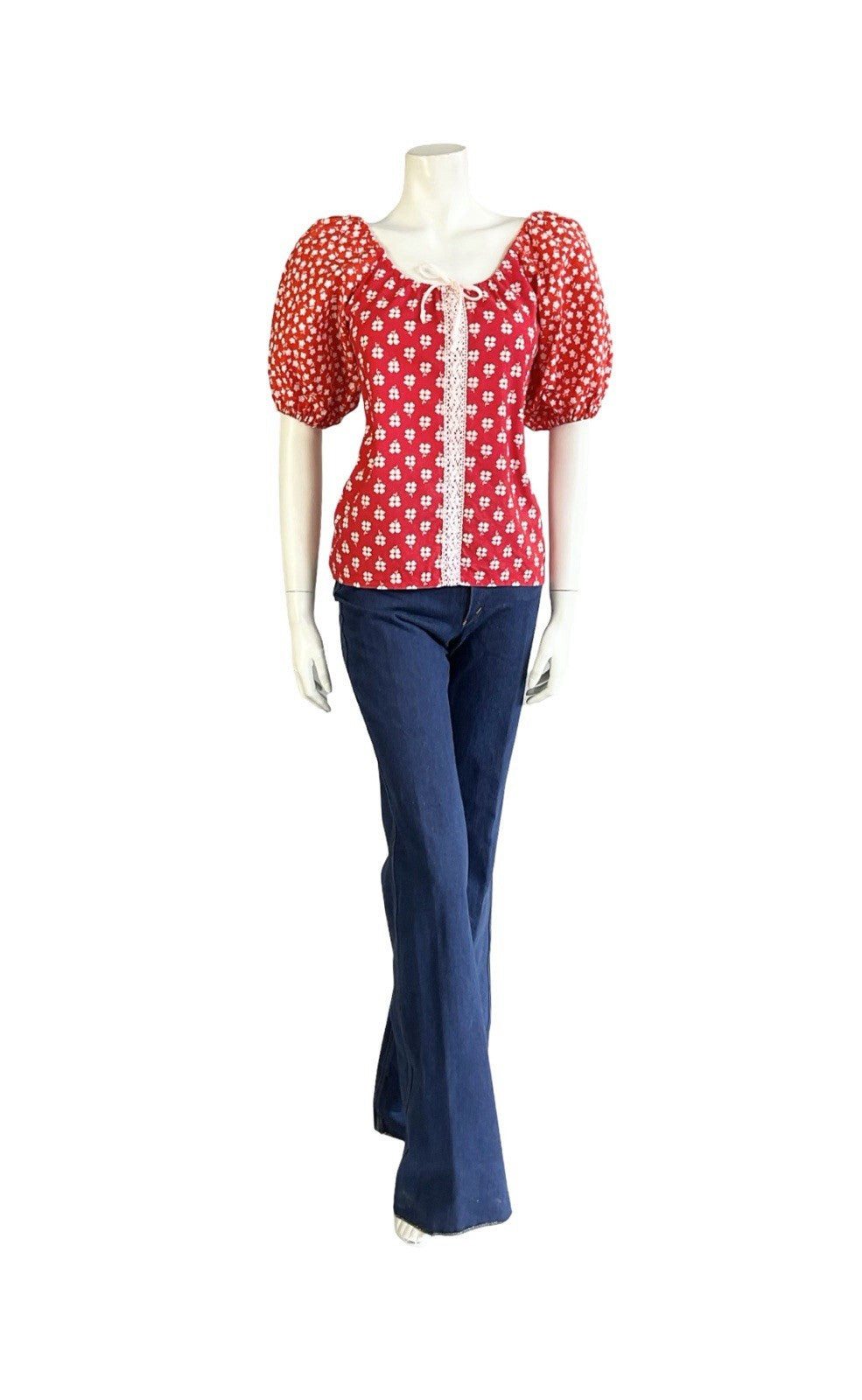 VTG 70S RED WHITE FLORAL CROCHET COTTAGE PUFF SLEEVE TIE NECK BLOUSE 6 XS