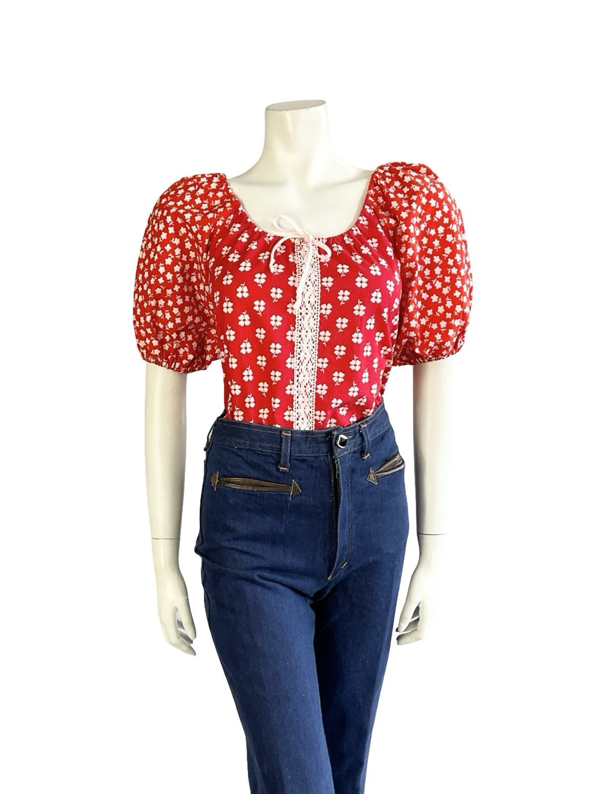 VTG 70S RED WHITE FLORAL CROCHET COTTAGE PUFF SLEEVE TIE NECK BLOUSE 6 XS