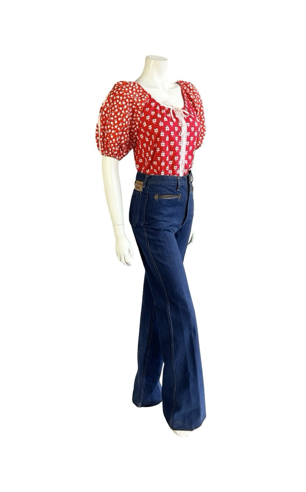 VTG 70S RED WHITE FLORAL CROCHET COTTAGE PUFF SLEEVE TIE NECK BLOUSE 6 XS