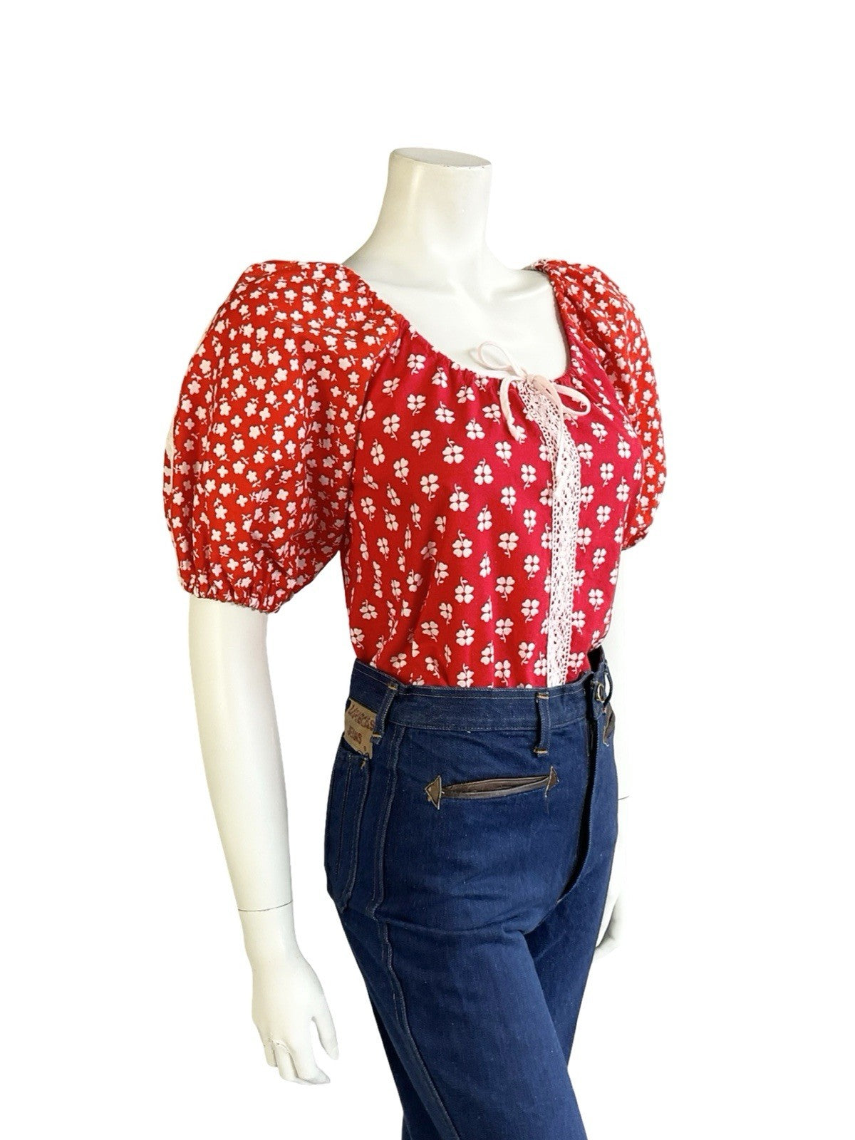 VTG 70S RED WHITE FLORAL CROCHET COTTAGE PUFF SLEEVE TIE NECK BLOUSE 6 XS