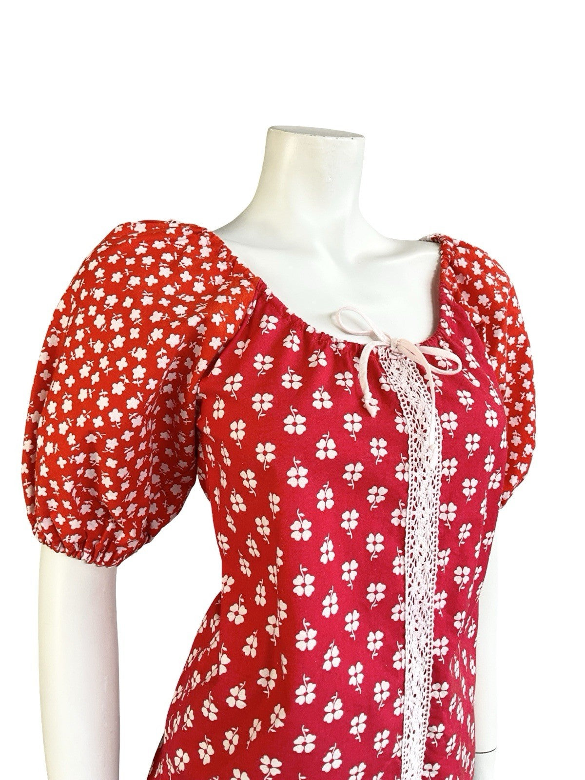 VTG 70S RED WHITE FLORAL CROCHET COTTAGE PUFF SLEEVE TIE NECK BLOUSE 6 XS