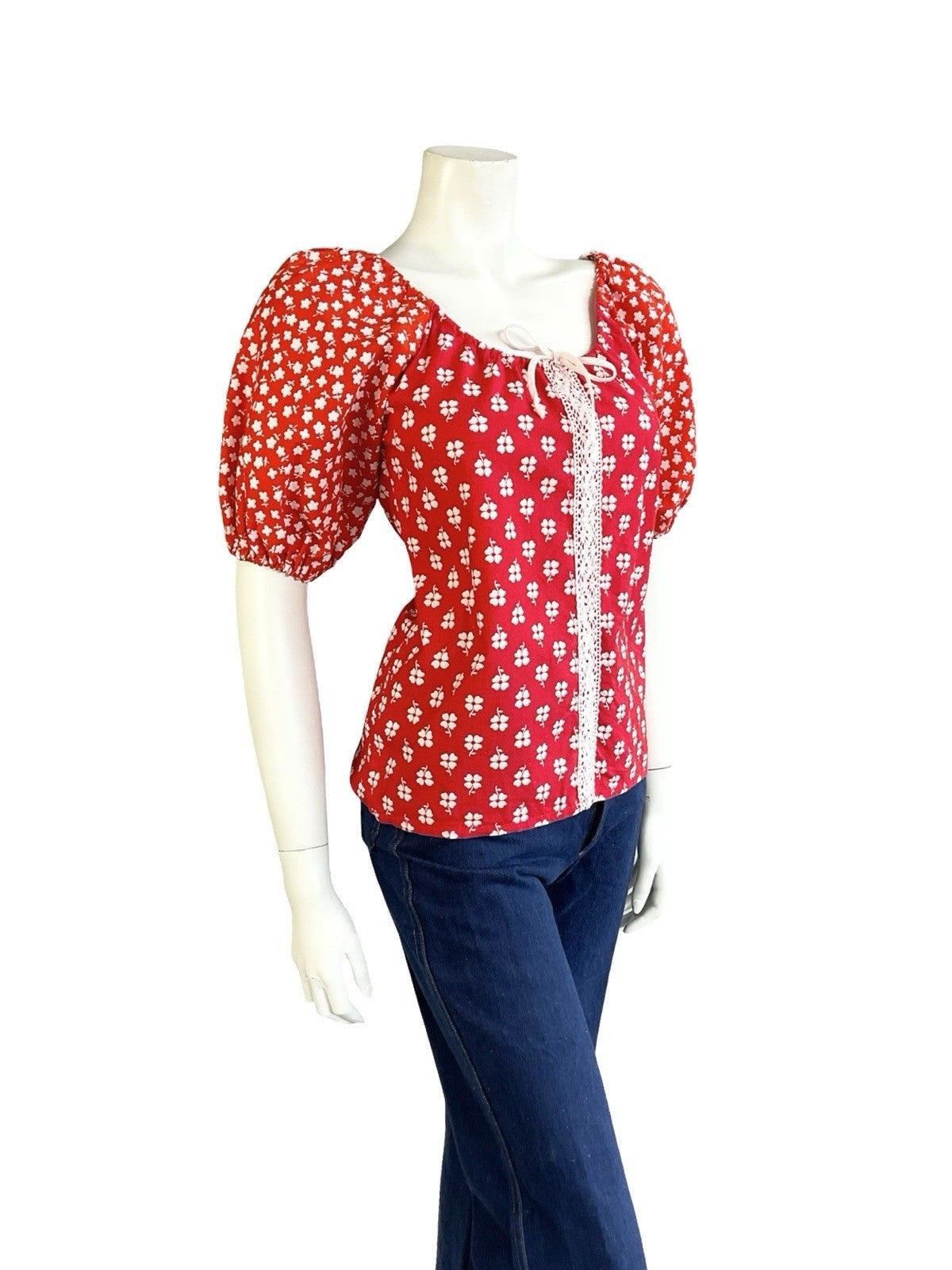 VTG 70S RED WHITE FLORAL CROCHET COTTAGE PUFF SLEEVE TIE NECK BLOUSE 6 XS
