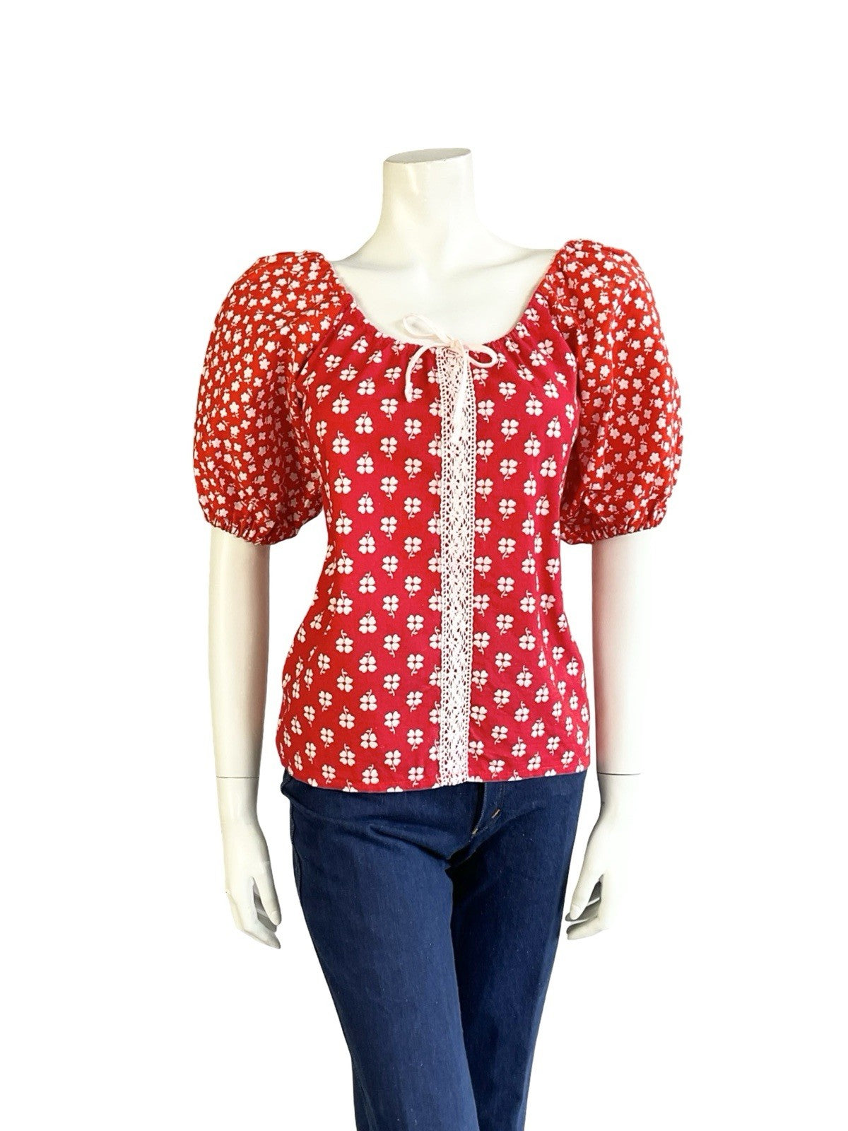 VTG 70S RED WHITE FLORAL CROCHET COTTAGE PUFF SLEEVE TIE NECK BLOUSE 6 XS