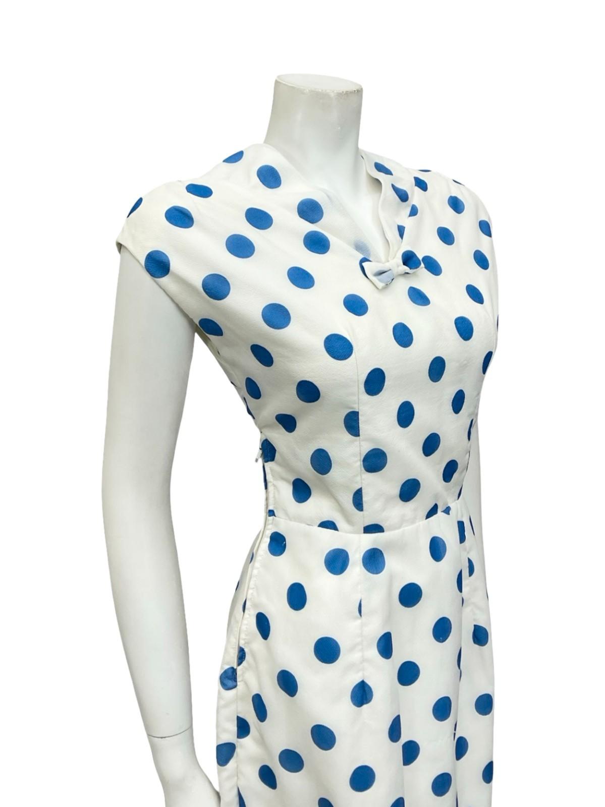 VTG EARLY 60S WHITE BLUE POLKA DOT SAILOR COLLAR BOW GEOMETRIC PENCIL DRESS 10