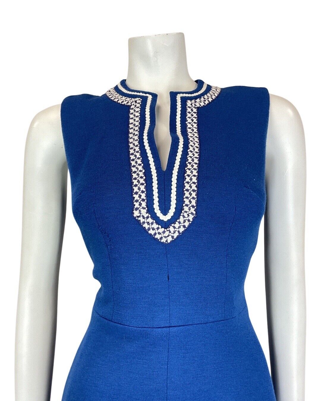 VINTAGE 60s 70s BRIGHT BLUE WHITE EMBROIDERED MOD SLEEVELESS WOOL DRESS 8