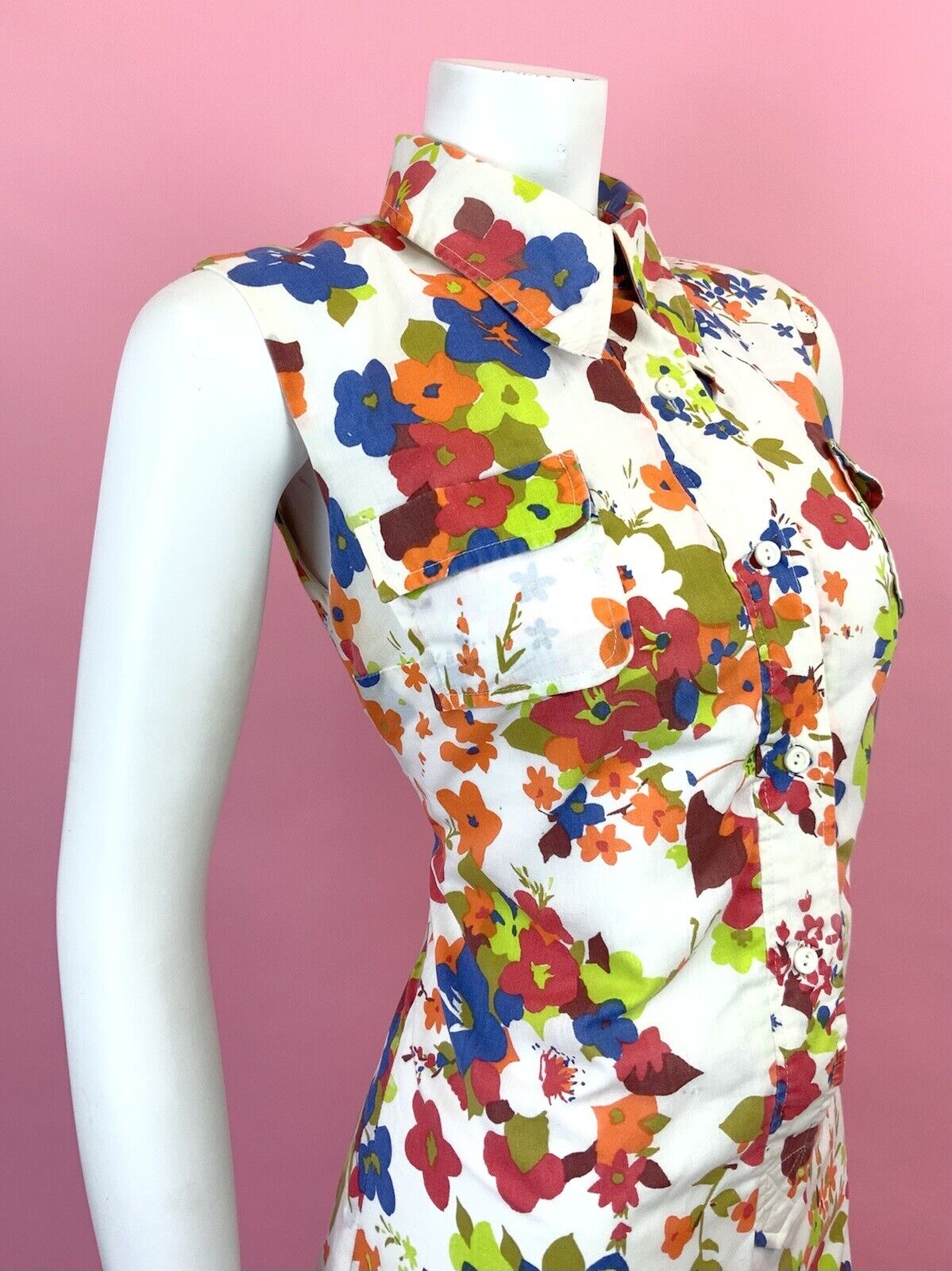VINTAGE 60s 70s WHITE BLUE ORANGE RED FLORAL MOD SLEEVELESS DAGGER SHIRT 12