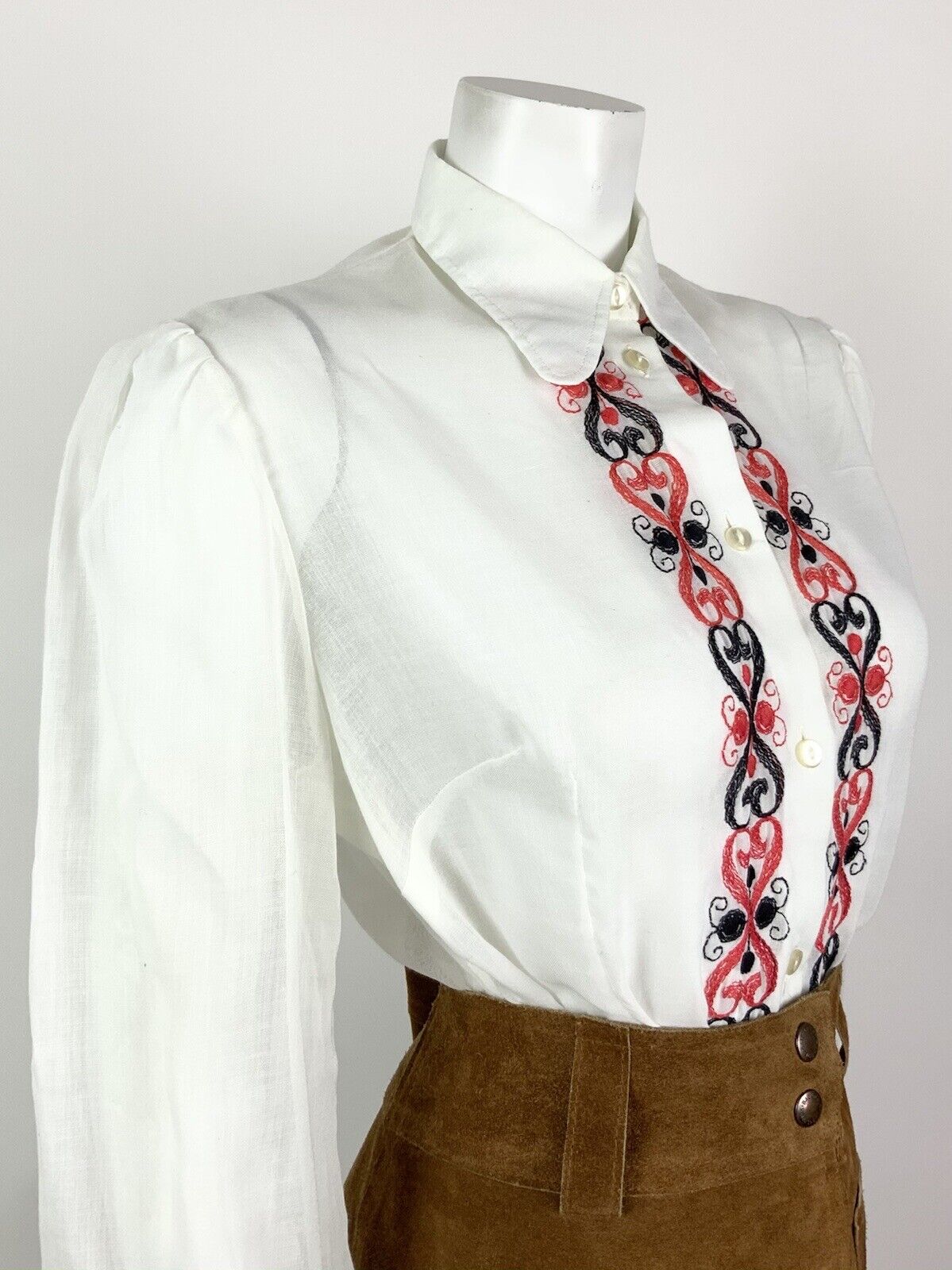 VINTAGE 60s 70s WHITE RED BLACK EMBROIDERED SWIRL MOD SHEER DAGGER BLOUSE 14 16