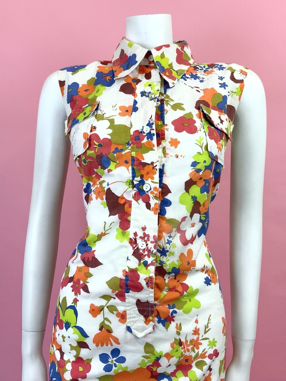 VINTAGE 60s 70s WHITE BLUE ORANGE RED FLORAL MOD SLEEVELESS DAGGER SHIRT 12
