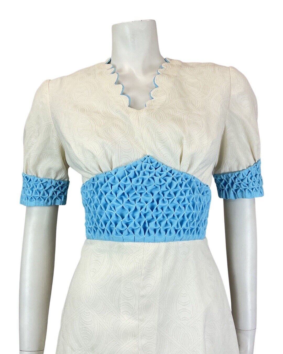 VINTAGE 60s 70s WHITE BLUE SWIRL SCALLOPED MOD SHORT SLEEVE FIT & FLARE DRESS 10