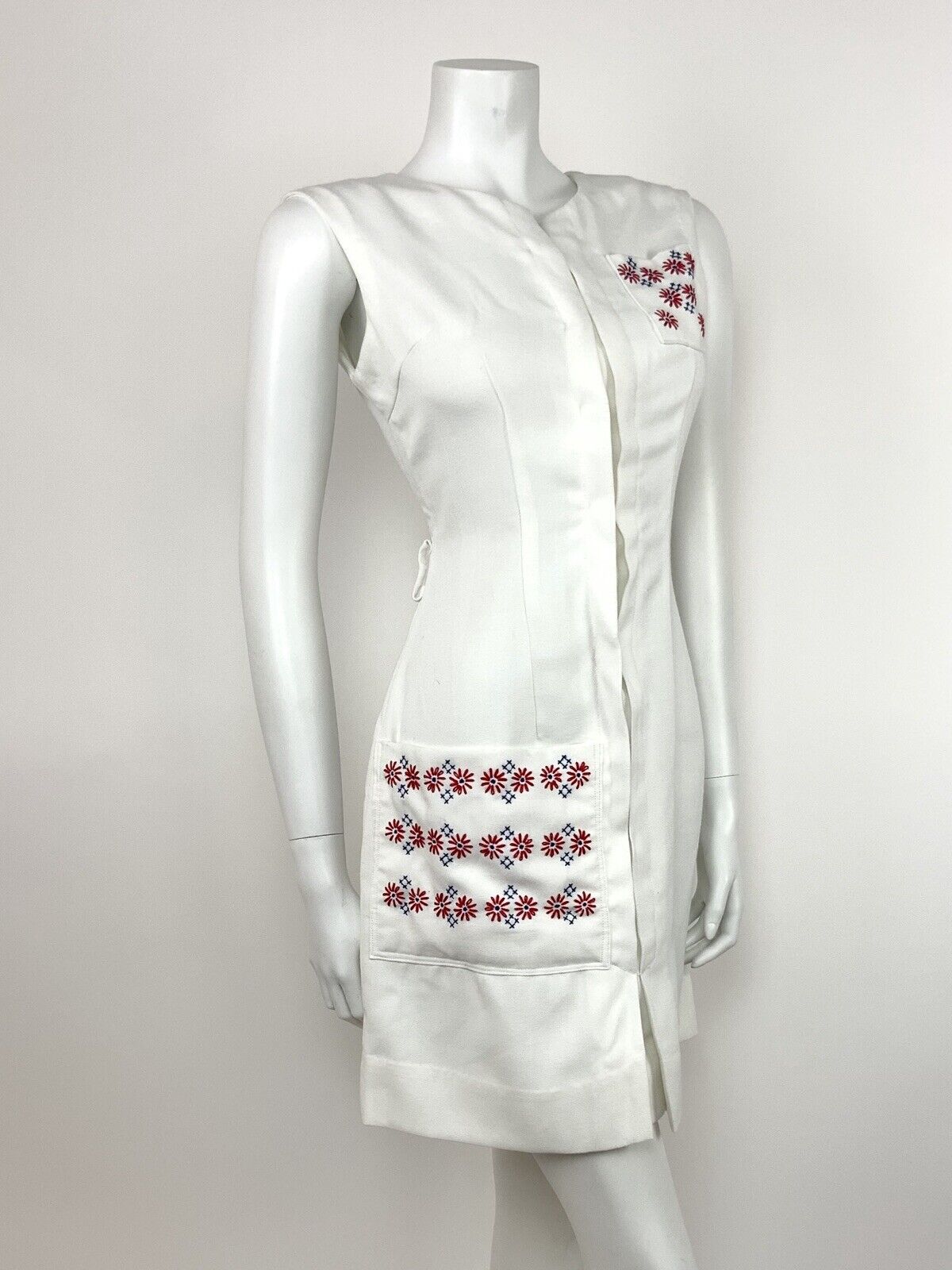 VINTAGE 60s MOD WHITE SHEATH DRESS RED BLUE FLORAL EMBROIDERY CROSS STITCH 10 12