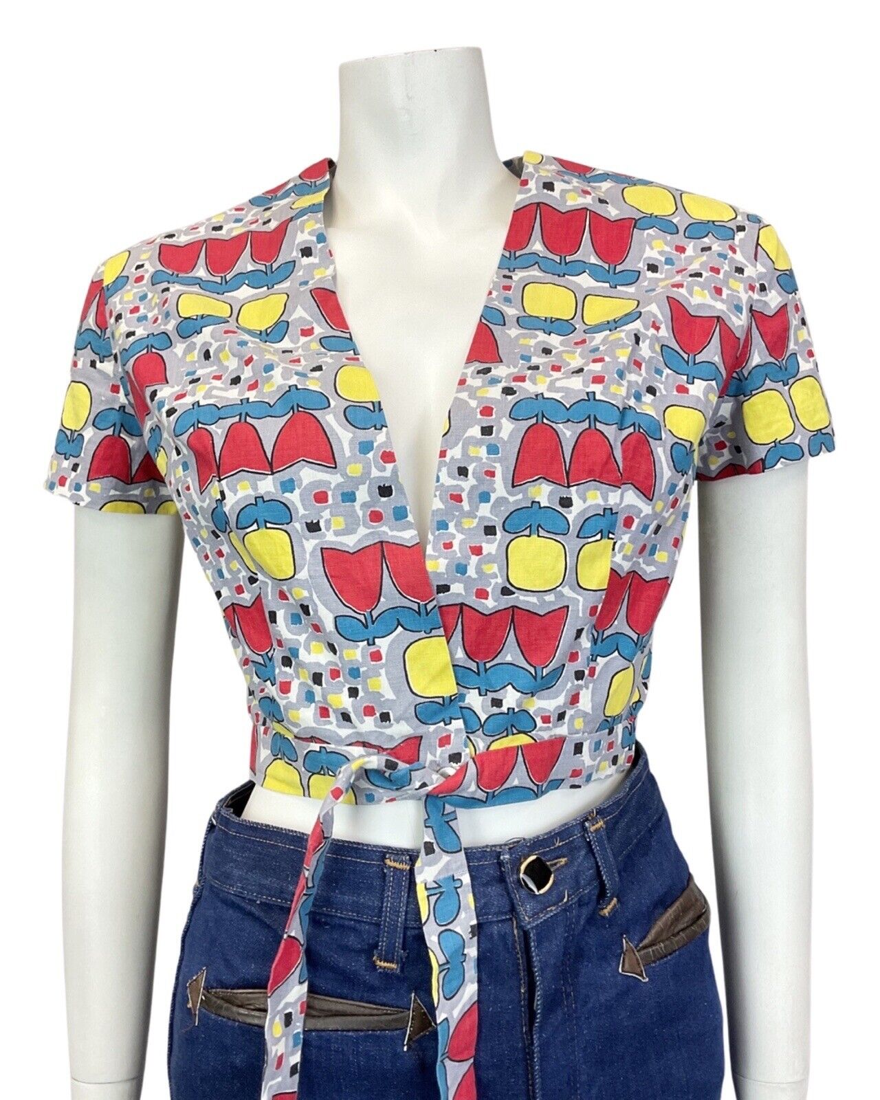 VINTAGE 60s 70s WHITE GREY RED YELLOW TULIP FLORAL MOD WRAP CROPPED TOP 8