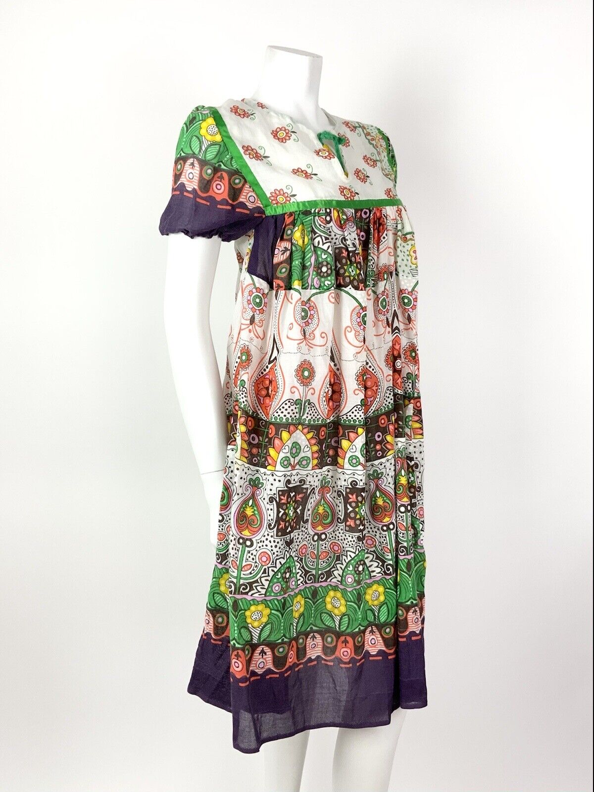 VINTAGE 60s 70s WHITE PURPLE GREEN FLORAL GYPSY BOHO FOLK COTTON TENT DRESS 6 8