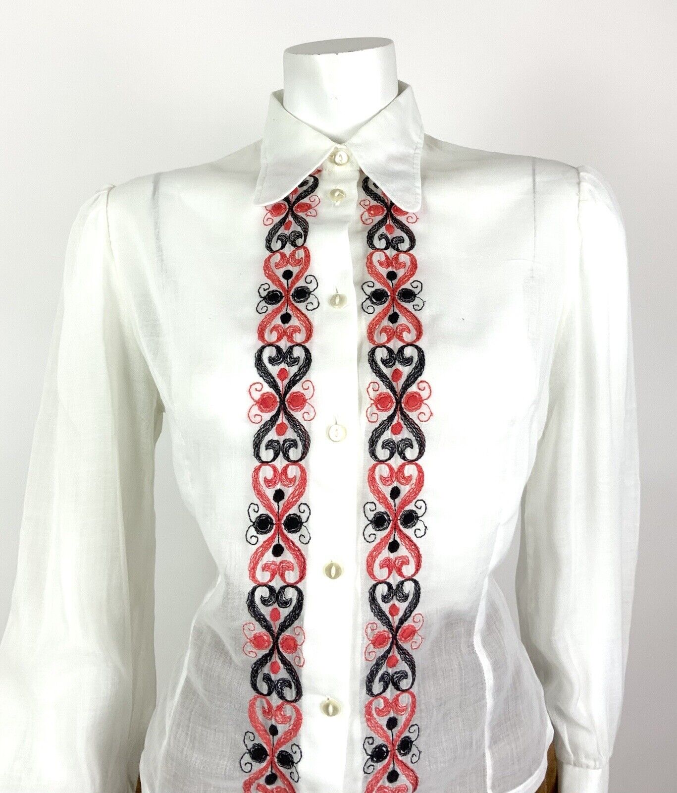 VINTAGE 60s 70s WHITE RED BLACK EMBROIDERED SWIRL MOD SHEER DAGGER BLOUSE 14 16
