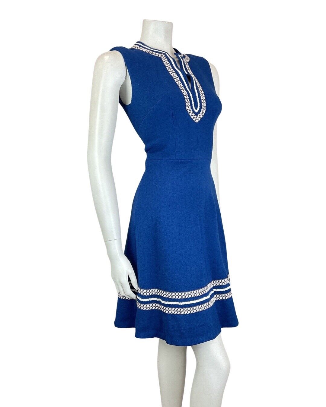 VINTAGE 60s 70s BRIGHT BLUE WHITE EMBROIDERED MOD SLEEVELESS WOOL DRESS 8