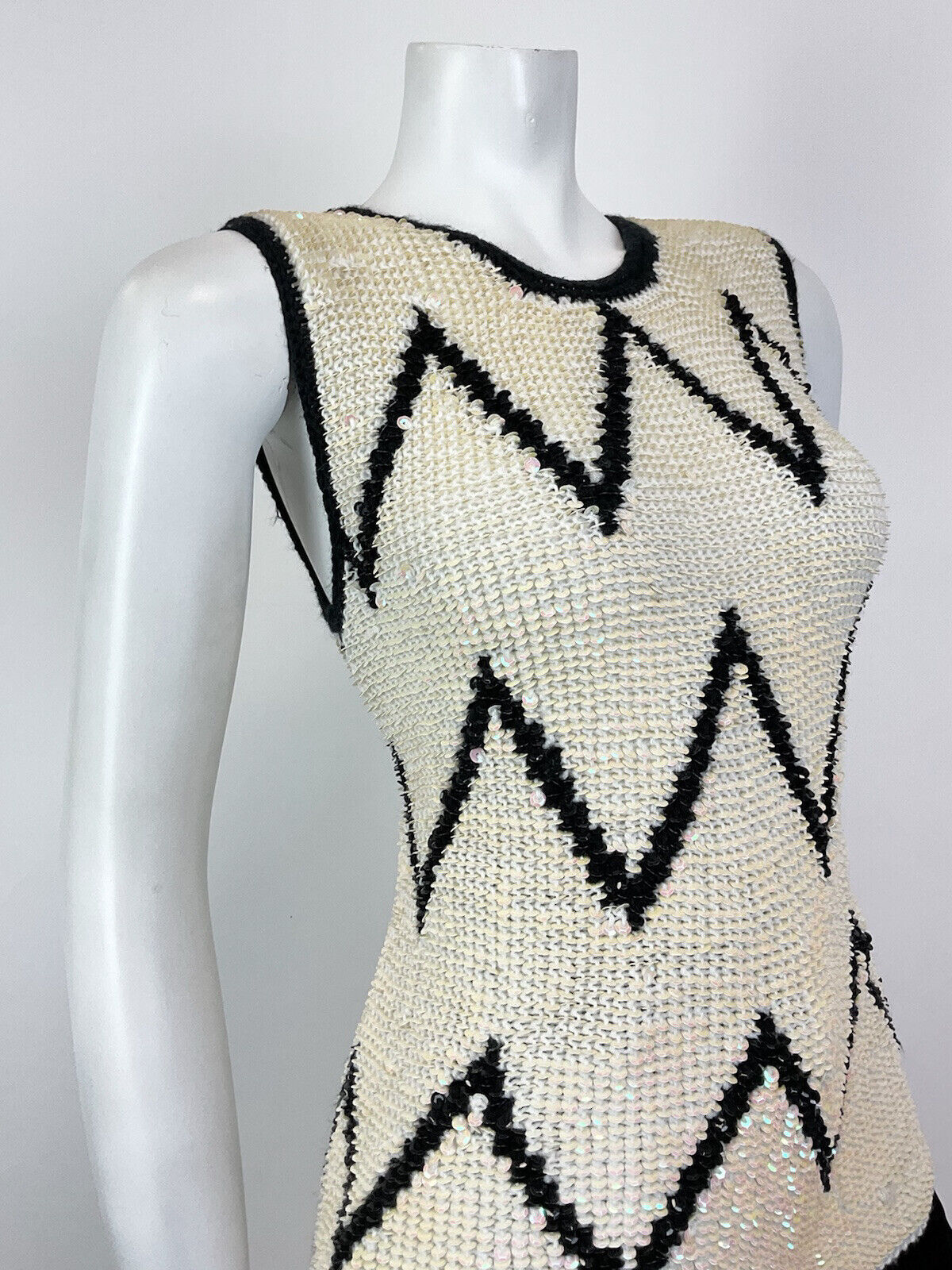 VINTAGE 70S 80S IRIDESCENT WHITE BLACK ZIG-ZAG MOD KNITTED SLEEVELESS TOP 10 12