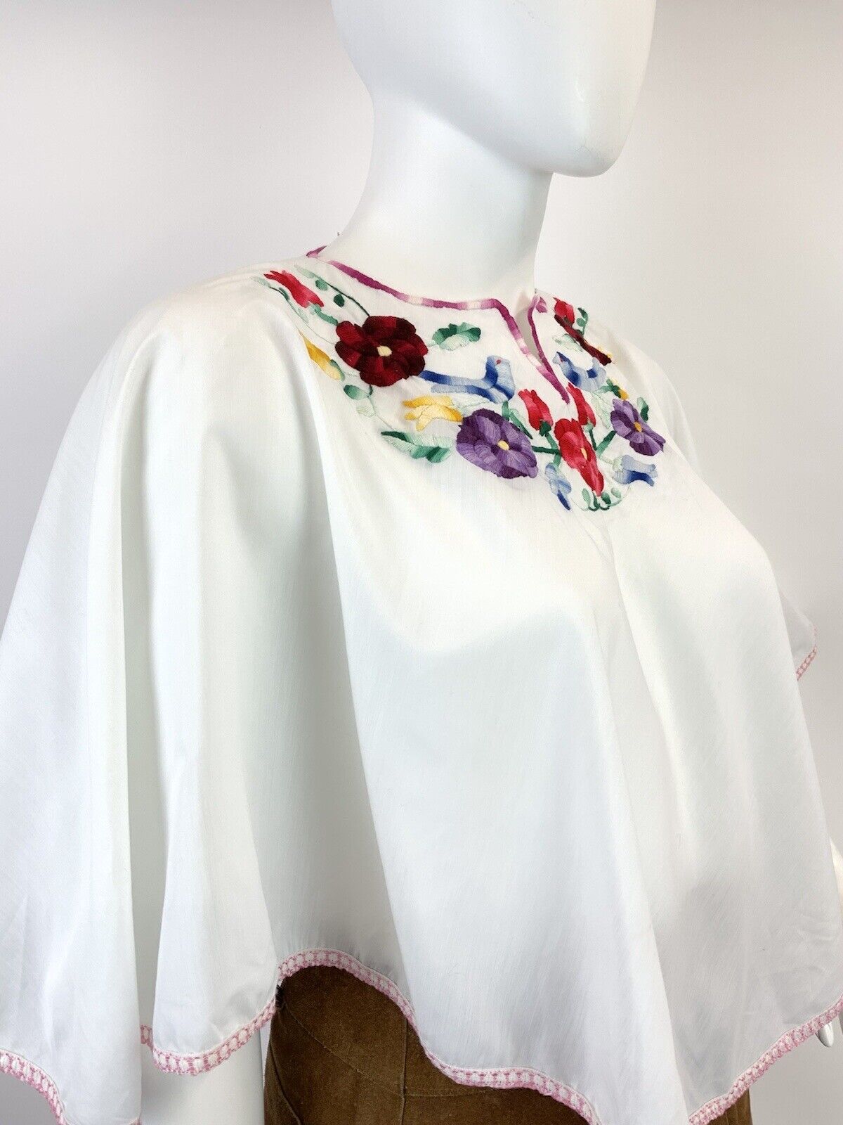 VINTAGE 60s 70s WHITE RED BLUE GREEN FLORAL BIRD ROSE BOHO FOLK CAPE TOP 18 20