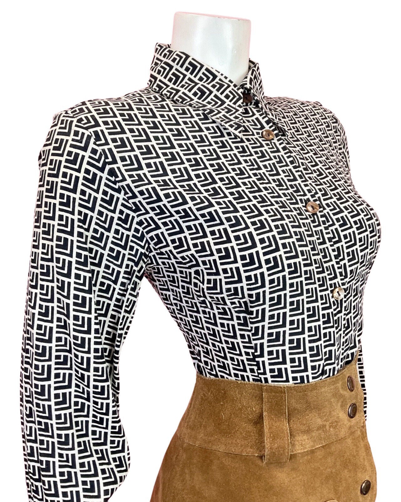 VINTAGE 60s 70s WHITE BLACK GEOMETRIC MOD DAGGER SHIRT BLOUSE 8 10