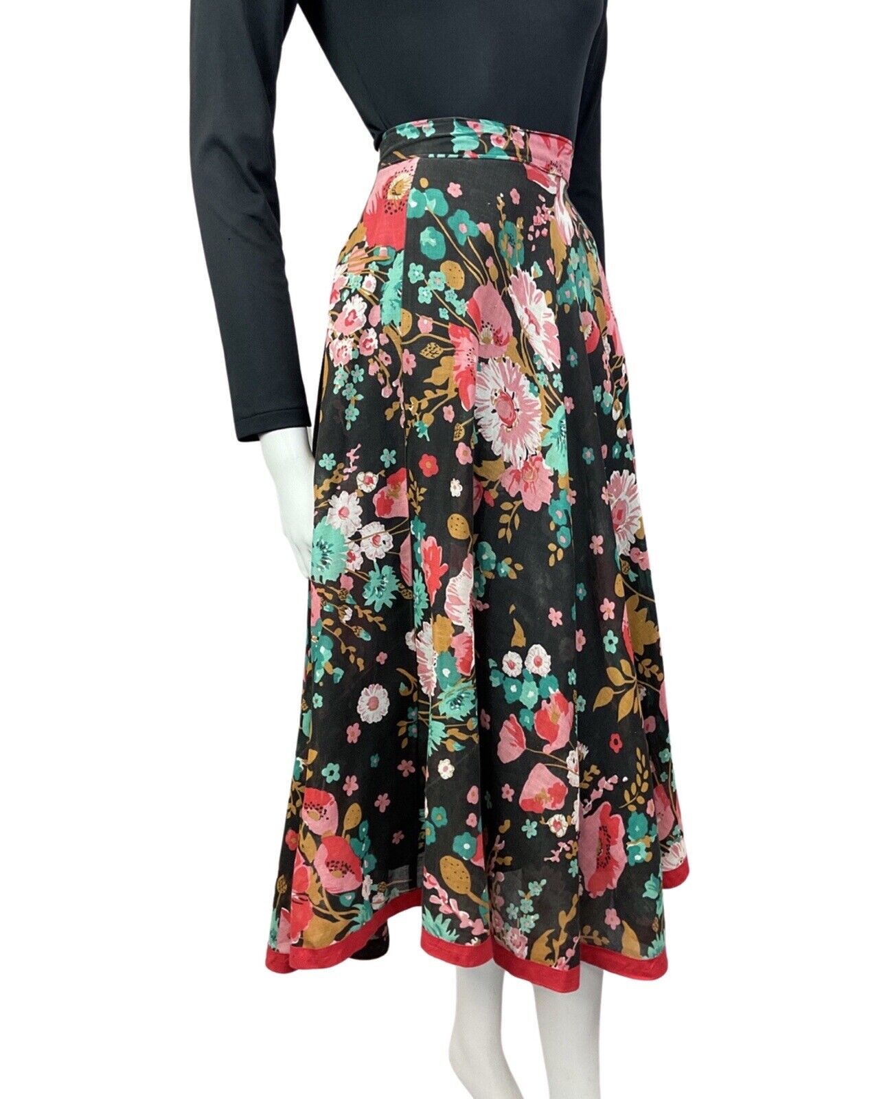 VINTAGE 70s BLACK RED GREEN FLORAL KNEE-LENGTH SWING SKIRT 8
