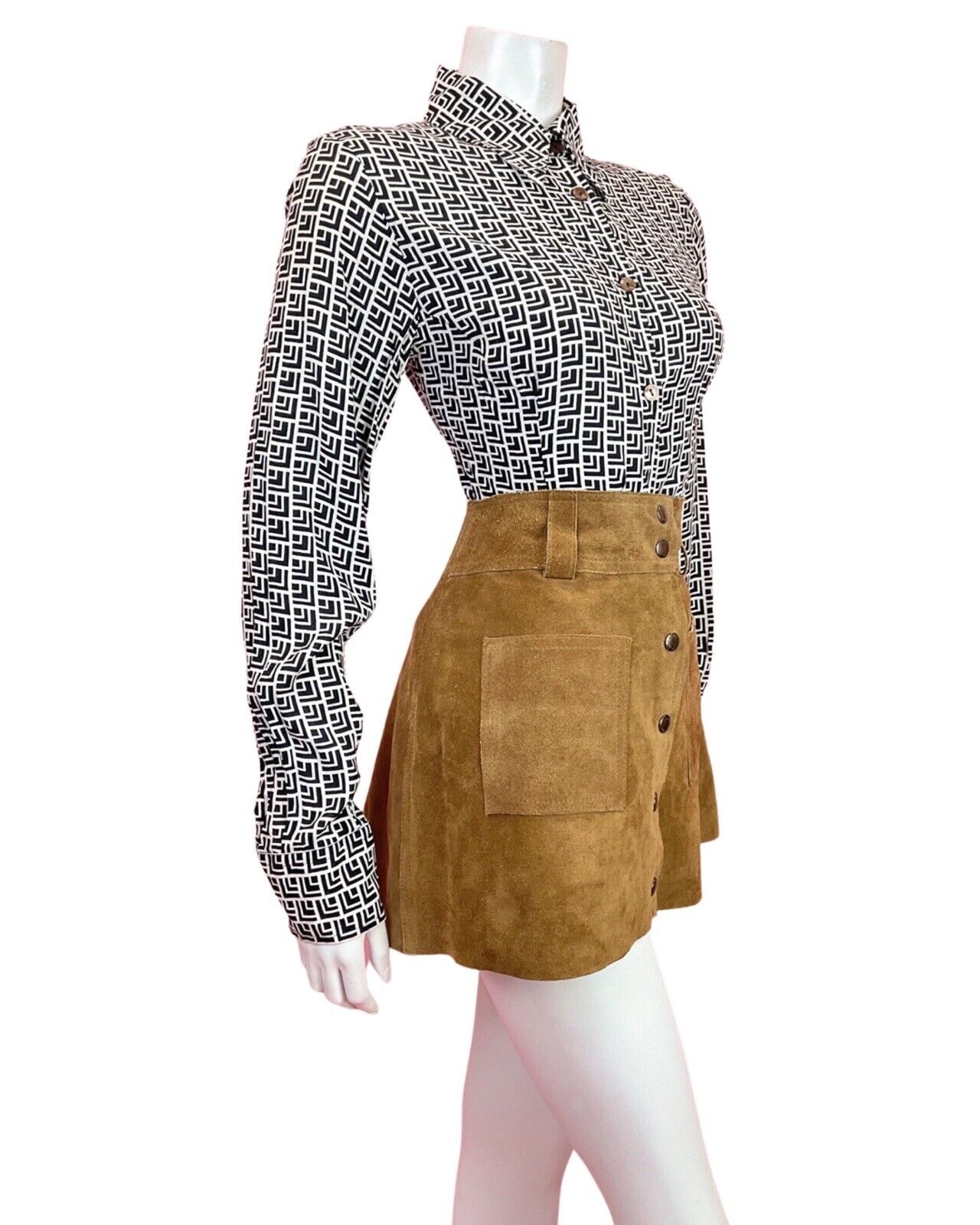 VINTAGE 60s 70s WHITE BLACK GEOMETRIC MOD DAGGER SHIRT BLOUSE 8 10