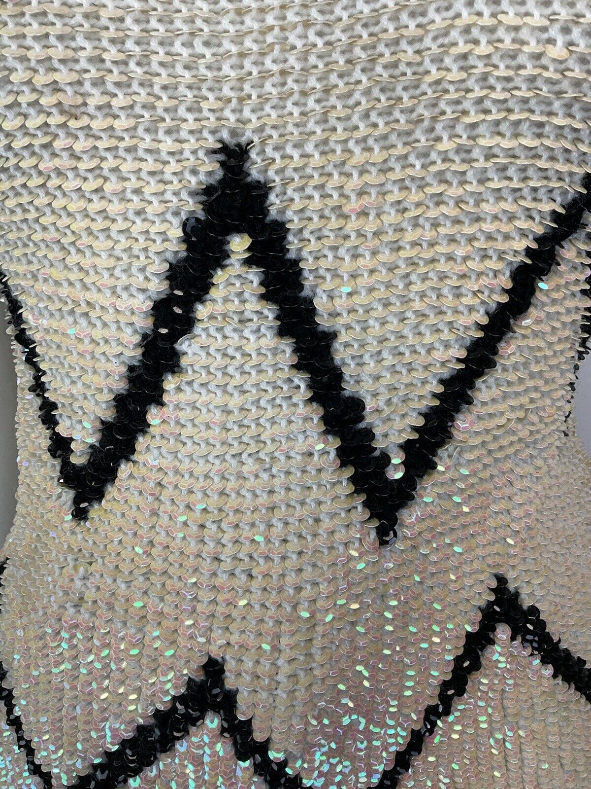 VINTAGE 70S 80S IRIDESCENT WHITE BLACK ZIG-ZAG MOD KNITTED SLEEVELESS TOP 10 12