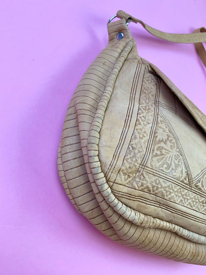 VINTAGE 60S 70S LIGHT BROWN TAN STAMPED LEATHER SHOULDER BAG BOHO