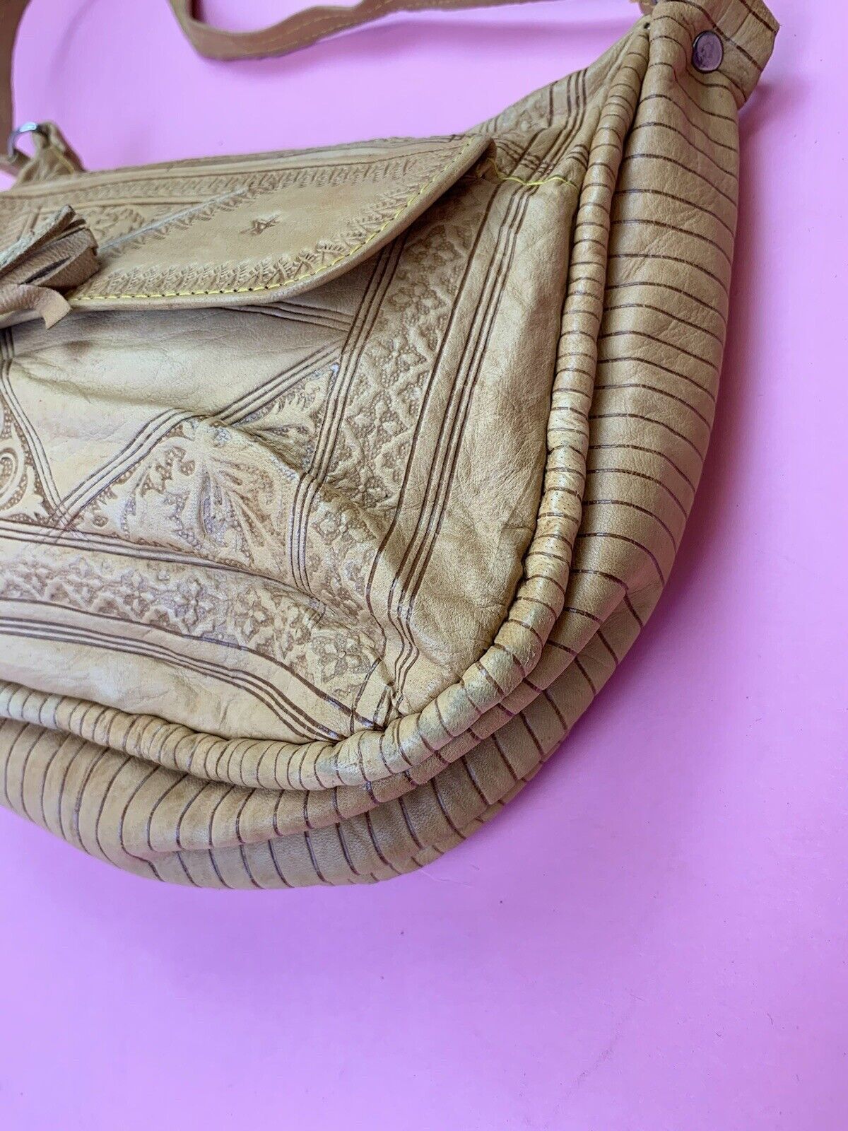 VINTAGE 60S 70S LIGHT BROWN TAN STAMPED LEATHER SHOULDER BAG BOHO