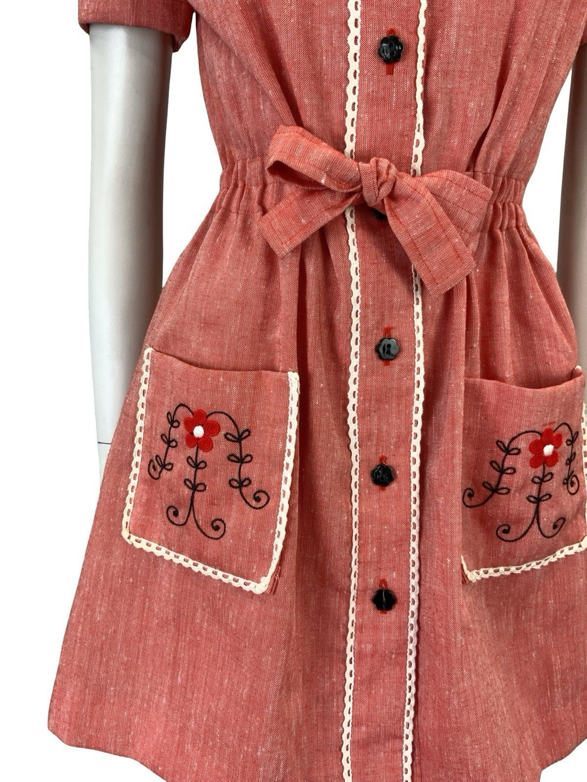 VTG 60S 70S RED WHITE BLACK EMBROIDERED COTTAGE TIE WAIST MINI SHIRT DRESS 10