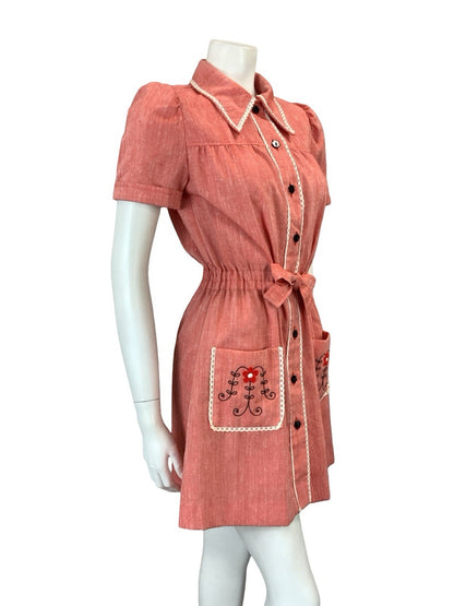 VTG 60S 70S RED WHITE BLACK EMBROIDERED COTTAGE TIE WAIST MINI SHIRT DRESS 10