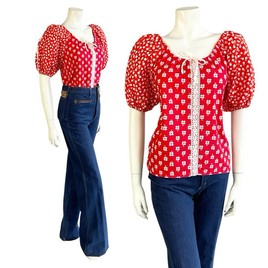 VTG 70S RED WHITE FLORAL CROCHET COTTAGE PUFF SLEEVE TIE NECK BLOUSE 6 XS