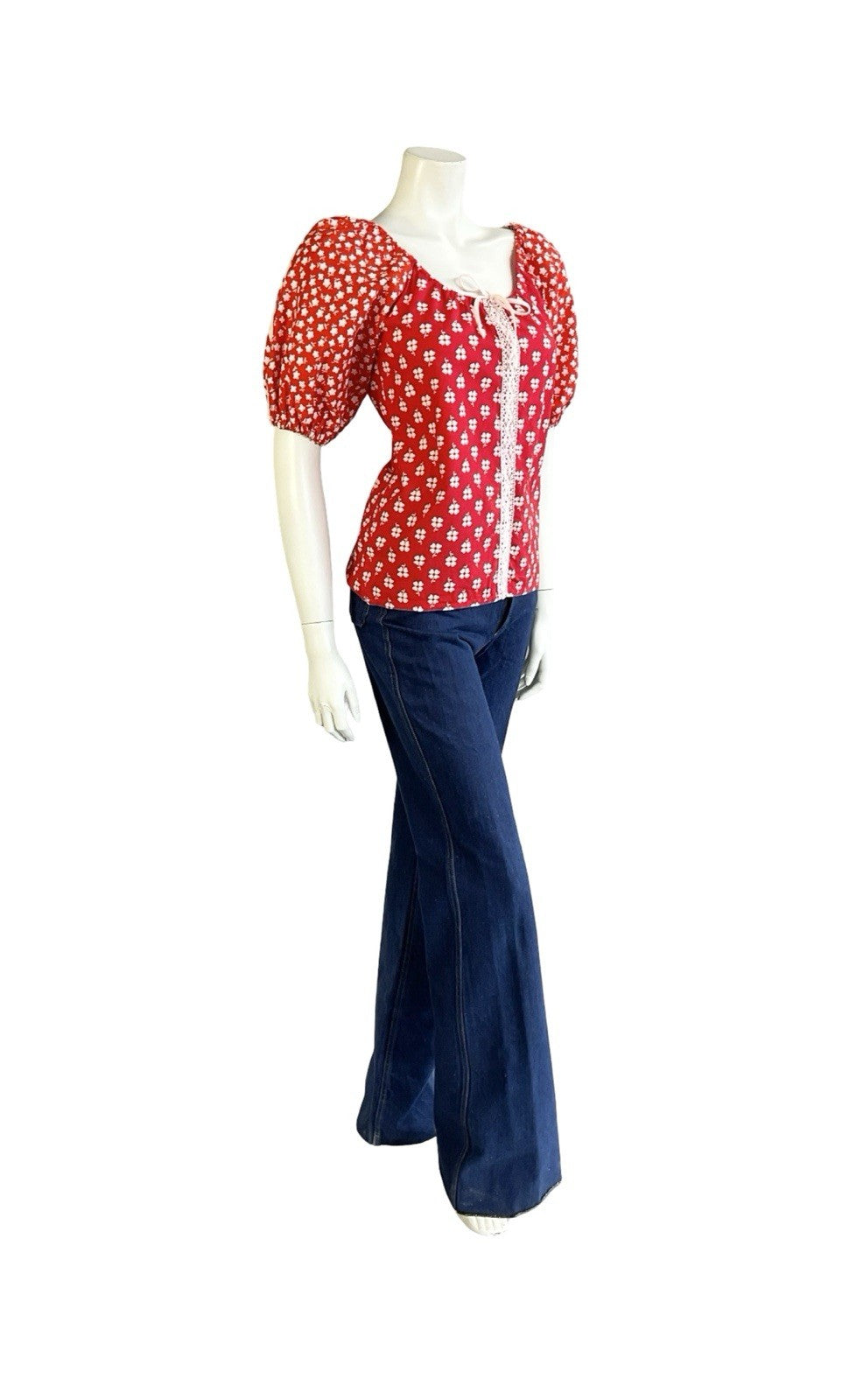 VTG 70S RED WHITE FLORAL CROCHET COTTAGE PUFF SLEEVE TIE NECK BLOUSE 6 XS