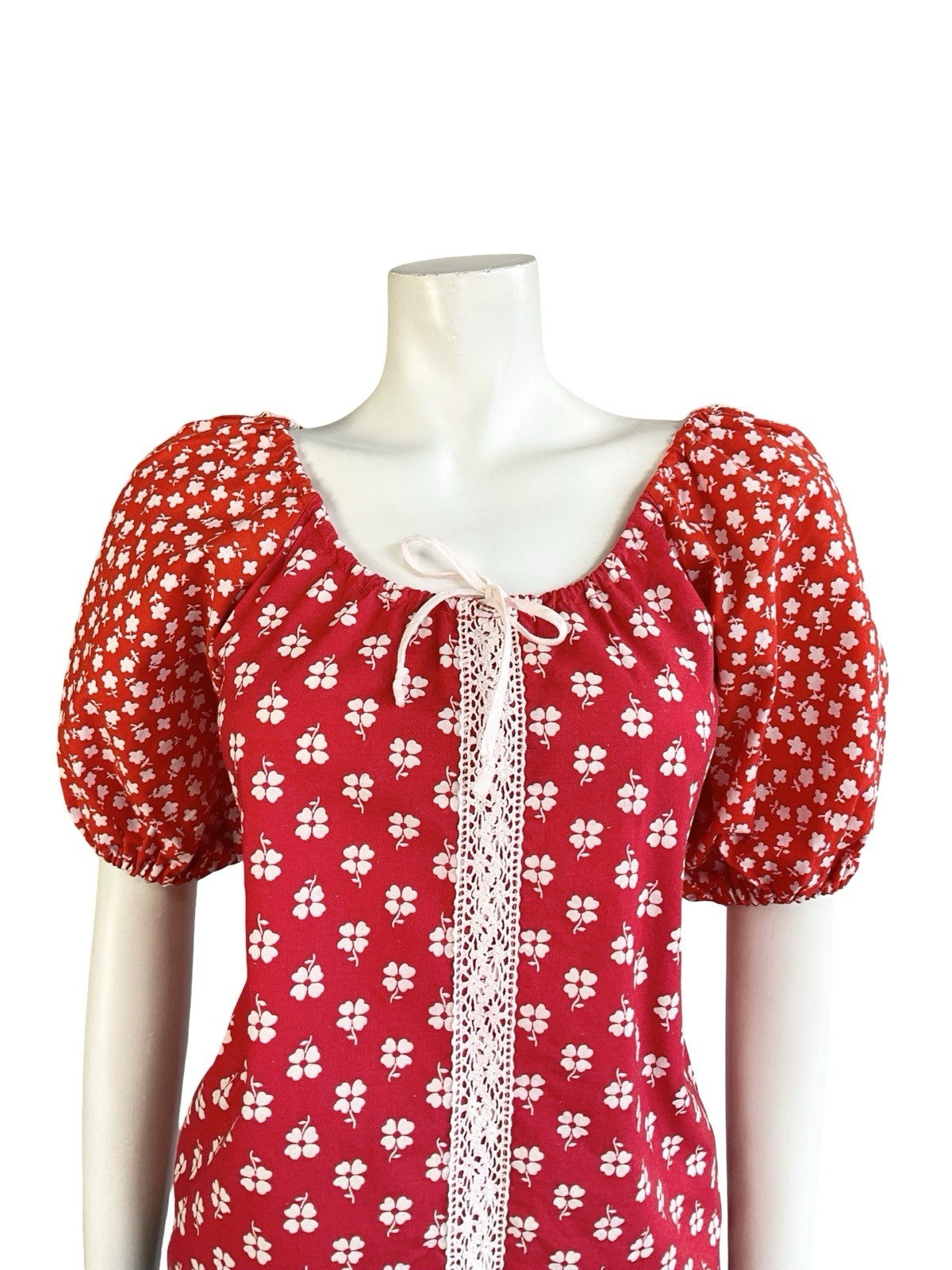VTG 70S RED WHITE FLORAL CROCHET COTTAGE PUFF SLEEVE TIE NECK BLOUSE 6 XS