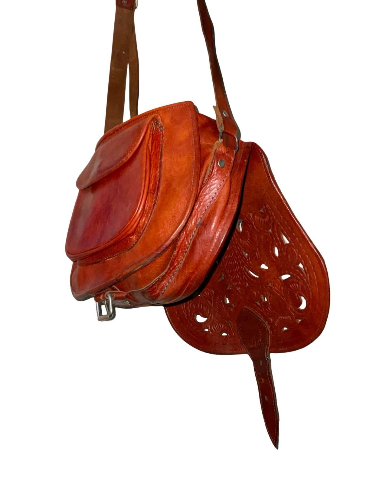 VTG 60S 70S RUSTY BROWN LEATHER PSYCHEDELIC SWIRL CUT OUT SHOULDER BAG