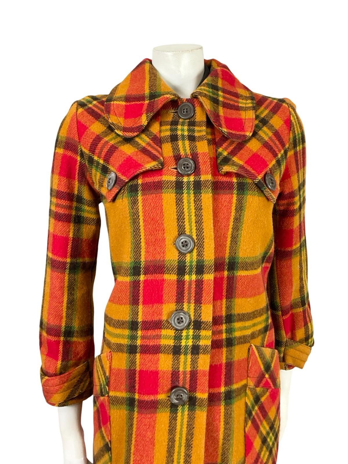 VTG 60S 70S BEIGE RED BLACK GREEN TARTAN PLAID MOD DOG EAR COLLAR COAT 12