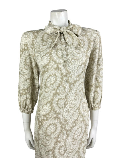 VTG 60S 70S BEIGE WHITE PSYCHEDELIC SWIRL LUREX GLITTERY PUSSYBOW SHIFT DRESS 12