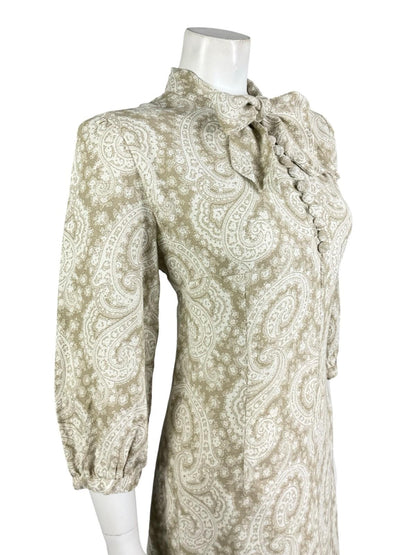 VTG 60S 70S BEIGE WHITE PSYCHEDELIC SWIRL LUREX GLITTERY PUSSYBOW SHIFT DRESS 12