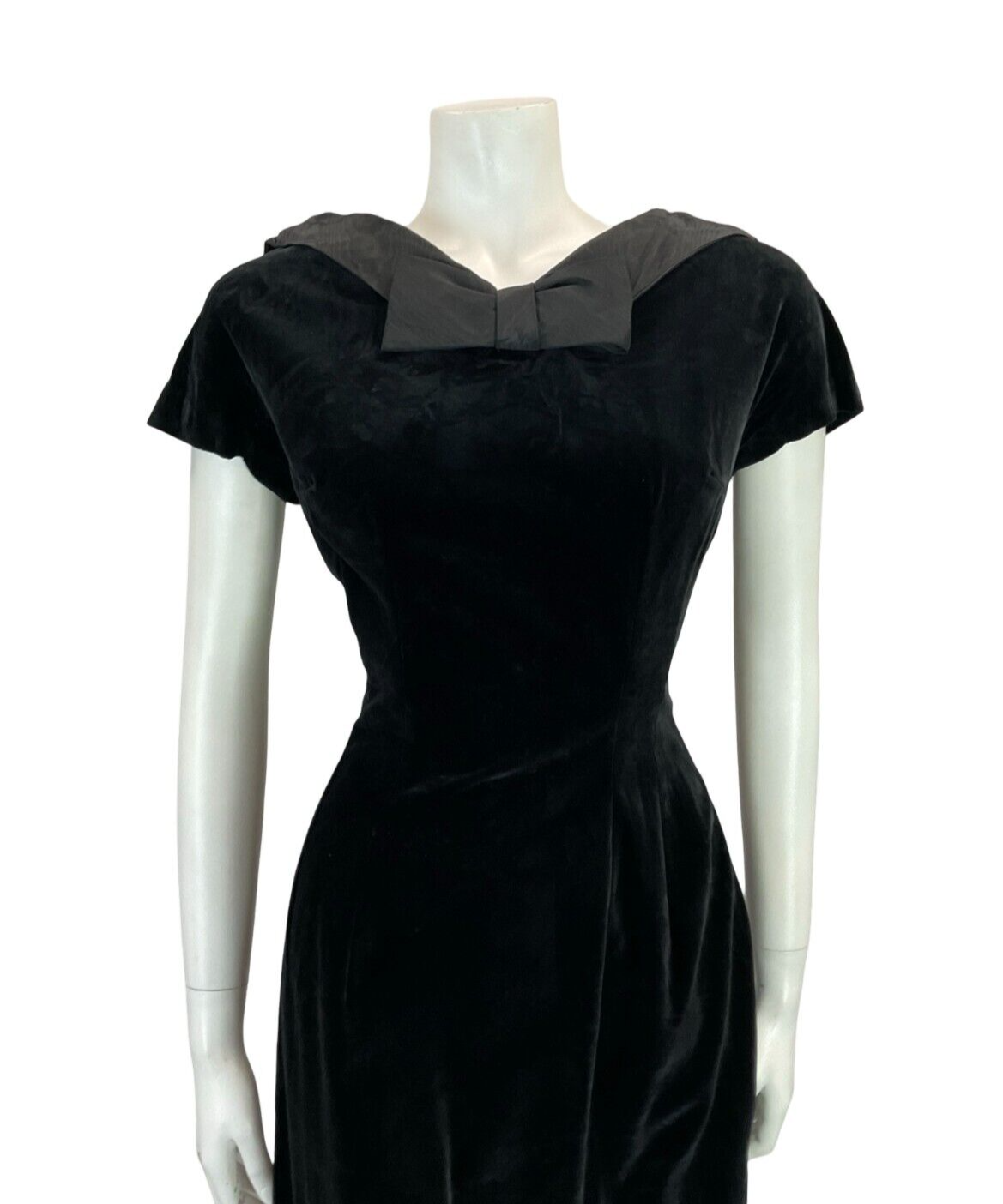 VTG 60S V BOAT NECK BOW BLACK VELVER SHORT SLEEVE PARTY LITTLE BLACK DRESS 10