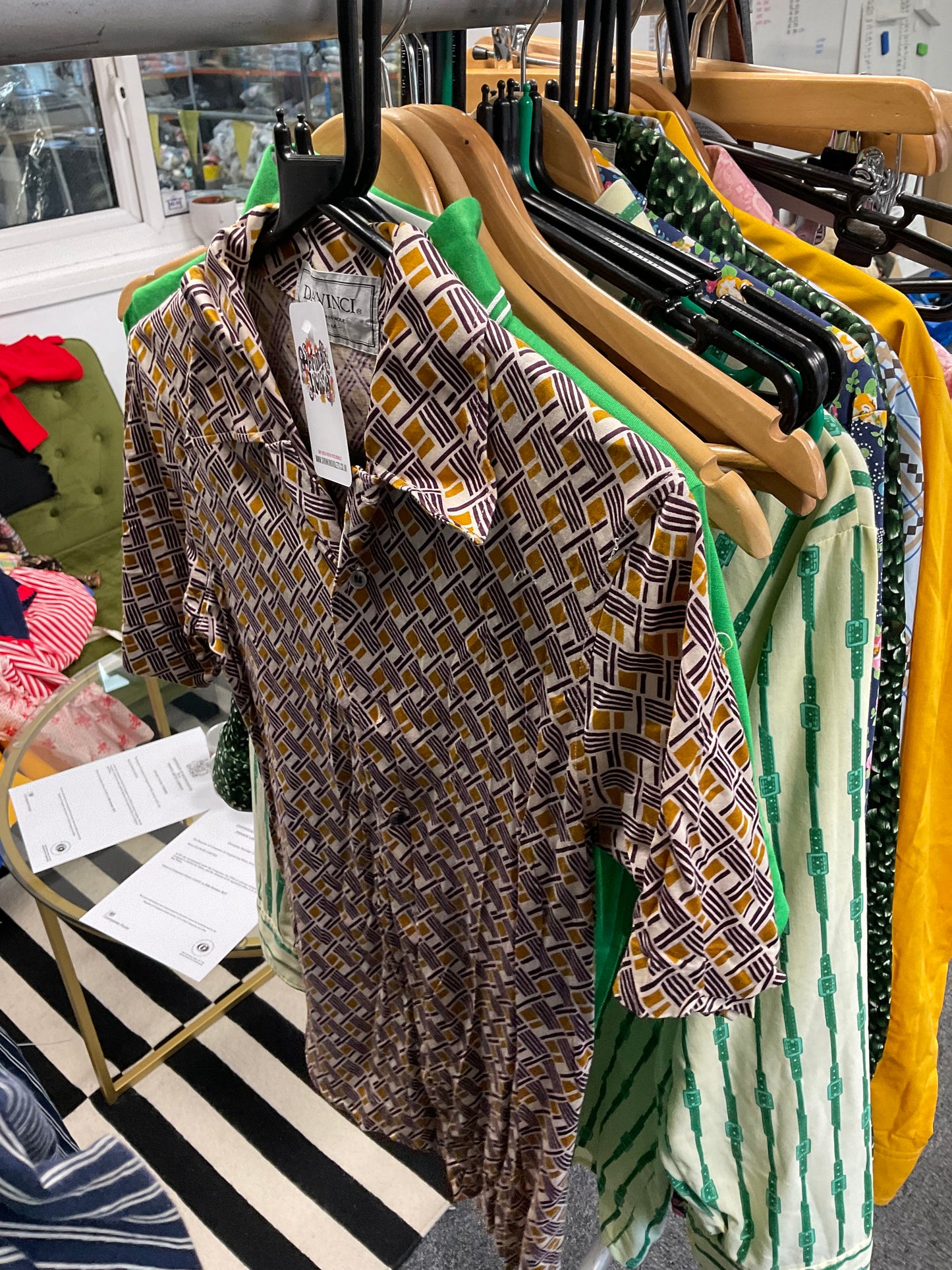 MENS VTG BROWN GEO PRINT DAGGER COLLAR SHIRT