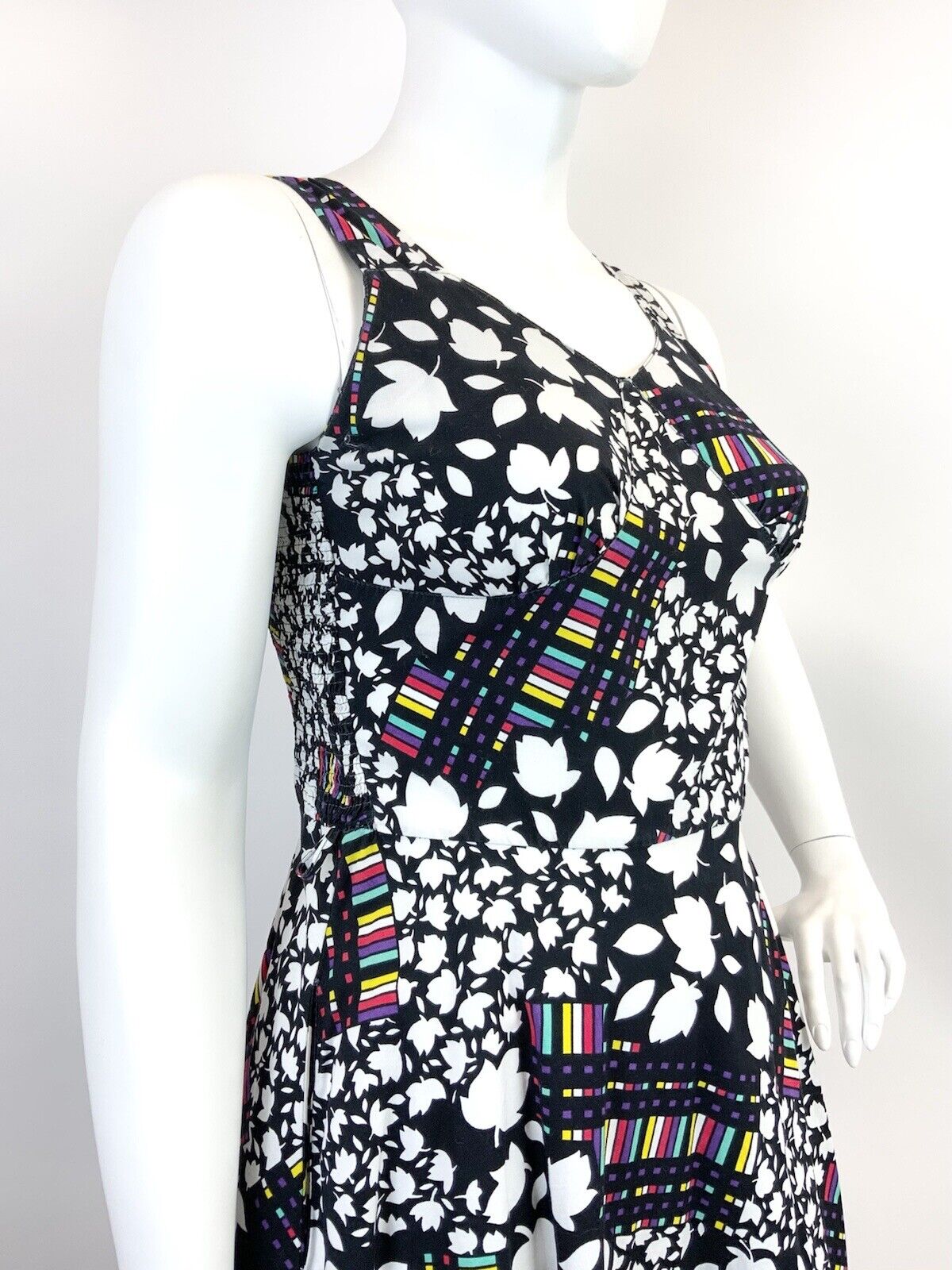 VINTAGE 60s 70s BLACK WHITE RED PURPLE LEAFY FLORAL SLEEVELESS SWING DRESS 16