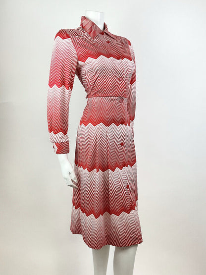 VINTAGE 60s 70s BRIGHT RED WHITE CHEVRON ZIG-ZAG MOD DAGGER SHIRT DRESS 10