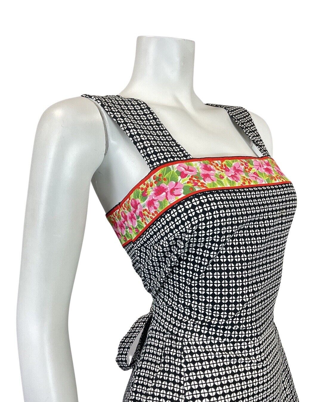 VINTAGE 70s BLACK WHITE RED GEOMETRIC FLORAL SLEEVELESS APRON SUMMER DRESS 8